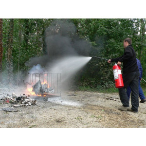 https://www.techni-contact.ovh/ressources/images/produits/merchandising/formation-a-la-manipulation-des-extincteurs-5528299-1.jpg - Manipulation des différents types d'extincteurs sur feux réels