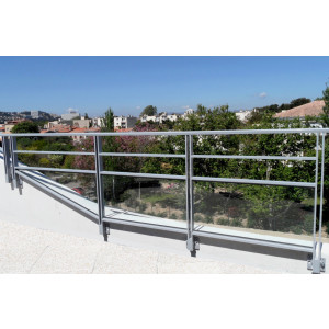 https://www.techni-contact.ovh/ressources/images/produits/merchandising/garde-corps-fusion-cristal-entre-poteaux-87347242-1.jpg - En Aluminium/ Dimensions sur mesure