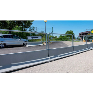 https://www.techni-contact.ovh/ressources/images/produits/merchandising/glissiere-beton-pour-zone-urbaine-43327617-1.jpg - T1 W1 - Dimensions système (L x l x h) : 200 cm x 40 cm x 130 cm