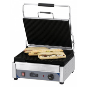 https://www.techni-contact.ovh/ressources/images/produits/merchandising/grill-panini-inox-professionnel-15417622-1.jpg - Puissance : 2400 W - Dim : L.425 x P.580 x H.265 mm