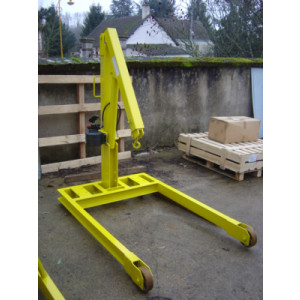 https://www.techni-contact.ovh/ressources/images/produits/merchandising/grue-d-atelier-1-tonne-5707179-1.jpg - Portée : 1000 kg à 1 m - 400 kg à 1. 80 m