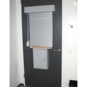 https://www.techni-contact.ovh/ressources/images/produits/merchandising/guichet-rideau-sur-porte-interieure-9783660-1.jpg - Fermer l’accès au local courrier