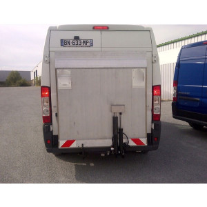 https://www.techni-contact.ovh/ressources/images/produits/merchandising/hayon-elevateur-hydraulique-165247-1.jpg - À fixer à l'arrière du véhicule