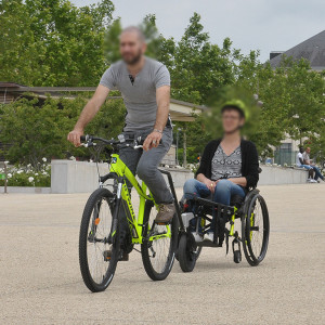 https://www.techni-contact.ovh/ressources/images/produits/merchandising/kit-3eme-roue-pour-fauteuil-roulant-et-barre-de-traction-velo-88793174-1.jpg - Tracter un fauteuil roulant avec un vélo en toute sécurité