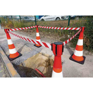 https://www.techni-contact.ovh/ressources/images/produits/merchandising/kit-balisage-de-chantier-12915294-1.jpg - Hauteur Cône : 750 ou 1000 mm - Enrouleur : 5 ou 9.5 mètres