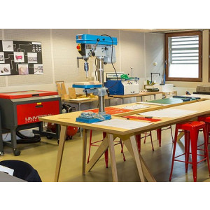 https://www.techni-contact.ovh/ressources/images/produits/merchandising/kit-fablab-innovation-numerique-sur-mesure-44211436-1.jpg - Atelier de fabrication avec machines outils adaptées