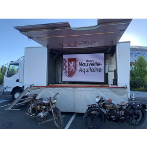 https://www.techni-contact.ovh/ressources/images/produits/merchandising/location-cars-podiums-evenementiels-de-15-a-48-m-31821379-1.jpg - Plateforme modulable : 15 à 48 m² – Écran LED : 3,75 à 6 m²