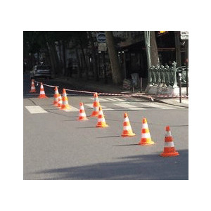https://www.techni-contact.ovh/ressources/images/produits/merchandising/location-cones-de-chantier-3302280-1.jpg - En pvc