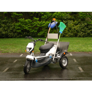 https://www.techni-contact.ovh/ressources/images/produits/merchandising/location-tricycle-electrique-polyvalent-11135415-1.jpg - Vitesse maximum 25Km/h