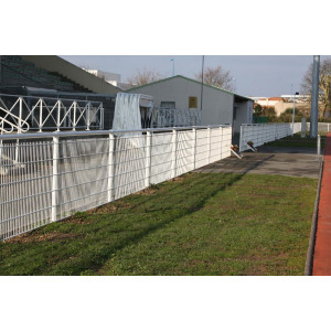 https://www.techni-contact.ovh/ressources/images/produits/merchandising/main-courante-pour-stade-7403003-1.jpg - Poteaux et lisses: diamétre 60 mm, un poteau tous les 2,5 m ou 3 m