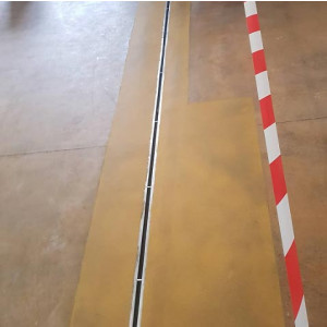 https://www.techni-contact.ovh/ressources/images/produits/merchandising/marquage-au-sol-en-resine-epoxy-1159951-1.jpg - Délimiter une zone de travail, parkings intérieurs, ...