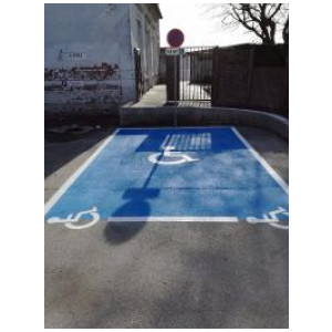 https://www.techni-contact.ovh/ressources/images/produits/merchandising/marquage-au-sol-pmr-7354238-1.jpg - Sur une place qui fait 5 mètres sur 3,3 mètres de large
