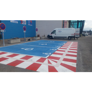 https://www.techni-contact.ovh/ressources/images/produits/merchandising/marquage-au-sol-pour-pmr-3966773-1.jpg - En intérieur ou extérieur