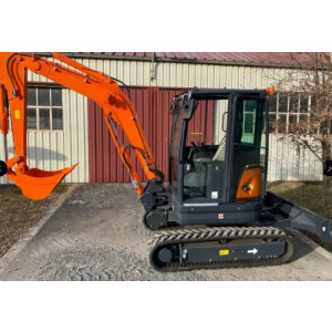 https://www.techni-contact.ovh/ressources/images/produits/merchandising/mini-pelle-3500-kg-25448843-1.jpg - Poids opérationnel : 3750 kg