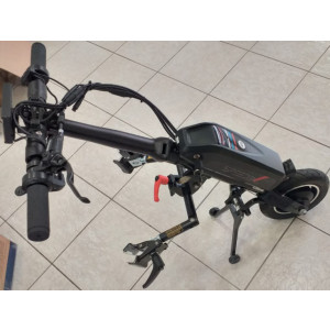 https://www.techni-contact.ovh/ressources/images/produits/merchandising/mini-troisieme-roue-motorisee-pour-fauteuil-roulant-39194629-1.jpg - Poids sans batterie : 8kg - Vitesse : jusqu’à 25km/h