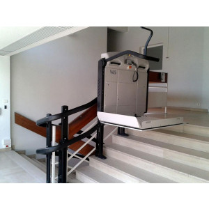https://www.techni-contact.ovh/ressources/images/produits/merchandising/monte-handicapes-electrique-9875673-1.jpg - S’installer dans un escalier droit ou tournant