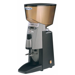 https://www.techni-contact.ovh/ressources/images/produits/merchandising/moulin-a-cafe-espresso-11567149-1.jpg - Débit moyen : 25 kg/heure