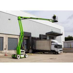 https://www.techni-contact.ovh/ressources/images/produits/merchandising/nacelle-automotrice-a-fleche-volante-878224-1.jpg - Capacité : 2 personnes - Hauteur : 15,5 m - Allonge : 9,7 m