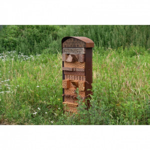 https://www.techni-contact.ovh/ressources/images/produits/merchandising/nichoir-aux-insectes-pour-jardin-en-bois-12764224-1.jpg - Dimension (H x L x l) : 1250 x 460 x 170 mm