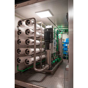 https://www.techni-contact.ovh/ressources/images/produits/merchandising/osmoseur-en-conteneur-sur-mesure-28113352-1.jpg - Combine l'ultrafiltration et l'osmose inverse