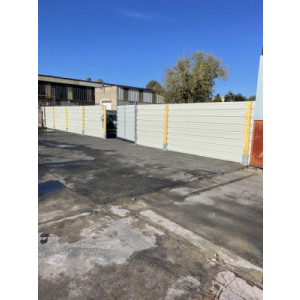 https://www.techni-contact.ovh/ressources/images/produits/merchandising/palissade-de-chantier-fixe-1598114-1.jpg - Une palissade de chantier sur-mesure de longue durée