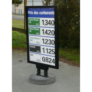 https://www.techni-contact.ovh/ressources/images/produits/merchandising/panneau-prix-station-service-pied-beton-10200011-1.jpg - Double face - Dimensions d’affichage : 120x80 ou 160x120 cm - Hauteur chiffres 16 ou 21,5 cm
