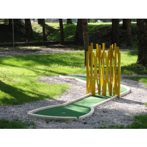 https://www.techni-contact.ovh/ressources/images/produits/merchandising/parcours-mini-golf-a-bordures-211618-1.jpg - Accessible à tous les âges