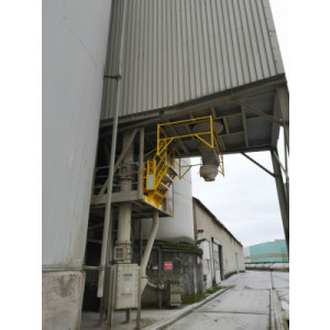 https://www.techni-contact.ovh/ressources/images/produits/merchandising/passerelle-abattante-877386-1.jpg - Accès sécurisé sur le dôme des citernes et isotank par un encorbellement (garde-corps)