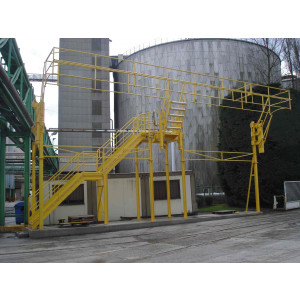 https://www.techni-contact.ovh/ressources/images/produits/merchandising/passerelle-d-acces-aux-domes-citernes-12408494-1.jpg - Accès sécurisé sur le dôme des citernes et isotank avec une passerelle abattante et équipée d'un encorbellement (garde-corps)