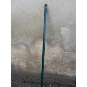 https://www.techni-contact.ovh/ressources/images/produits/merchandising/piquet-de-cloture-vert-16029831-1.jpg - Piquet fendu non ecorcé robinier