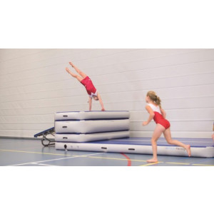 https://www.techni-contact.ovh/ressources/images/produits/merchandising/piste-gonflable-de-gymnastique-acrobatique-86757574-1.jpg - Surface d'entraînement rebondissante pour gym saut danse