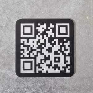 https://www.techni-contact.ovh/ressources/images/produits/merchandising/plaque-qr-code-11861132-1.jpg - Matériau : Aluminium anodisé noir