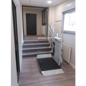 https://www.techni-contact.ovh/ressources/images/produits/merchandising/plateforme-elevatrice-pmr-97159521-1.jpg - Pour les petits dénivelés