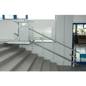 https://www.techni-contact.ovh/ressources/images/produits/merchandising/plateforme-monte-escalier-300-kgs-12724049-1.jpg - Charge max : 300kg – Monte escalier électrique
