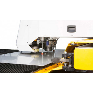https://www.techni-contact.ovh/ressources/images/produits/merchandising/poinconneuse-automatique-a-tourelle-verticale-13593153-1.jpg - Force de coupage : 250 kN