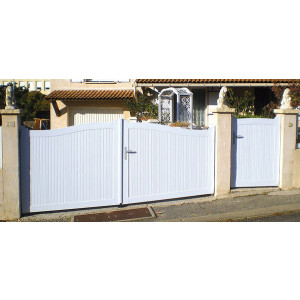https://www.techni-contact.ovh/ressources/images/produits/merchandising/portail-battant-pvc-blanc-plein-11703343-1.jpg - Montant : 120 x 28 mm