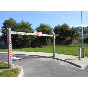https://www.techni-contact.ovh/ressources/images/produits/merchandising/portique-limiteur-de-hauteur-en-bois-traverse-amovible-21959181-1.jpg - Hauteur de passage de 2,10 m