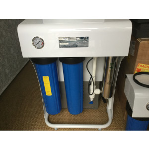 https://www.techni-contact.ovh/ressources/images/produits/merchandising/potabilisation-de-l-eau-par-uvtraitement-eau-par-uv-4844798-1.jpg - Filtration antibactérienne par lampe ultra violet