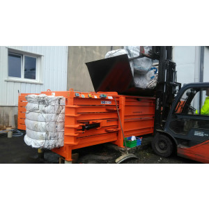 https://www.techni-contact.ovh/ressources/images/produits/merchandising/presse-a-balle-500-kg-6113269-1.jpg - Puissance : 50 tonnes