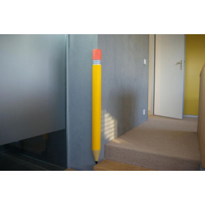 https://www.techni-contact.ovh/ressources/images/produits/merchandising/protection-angle-mur-6500287-1.jpg - Sous la forme d'un crayon