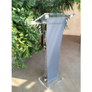 https://www.techni-contact.ovh/ressources/images/produits/merchandising/pupitre-de-conference-plexiglas-a-embase-micros-54933324-1.jpg - Devant du pupitre imitation aluminium