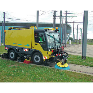 https://www.techni-contact.ovh/ressources/images/produits/merchandising/rail-route-balayeuse-10642188-1.jpg - Charge utile : 2440 kg