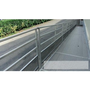 https://www.techni-contact.ovh/ressources/images/produits/merchandising/rampe-d-acces-exterieure-batiment-industriel-7436053-1.jpg - Avec garde-corps