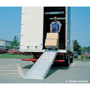 https://www.techni-contact.ovh/ressources/images/produits/merchandising/rampe-de-chargement-pour-diable-2437943-1.jpg - Aluminium - Longueur : 3060 ou 3950 mm - Largeur : 540 mm - Repliable ou non repliable - 