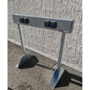 https://www.techni-contact.ovh/ressources/images/produits/merchandising/rampe-de-recharge-pour-velo-electriques-4-prises-fixation-au-sol-84598617-1.jpg - 4 prises
