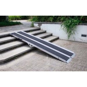 https://www.techni-contact.ovh/ressources/images/produits/merchandising/rampe-pour-acces-pmr-pliable-et-ergonomique-98978174-1.jpg - Rampe PMR transportable en aluminium avec antidérapant