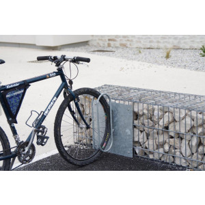 https://www.techni-contact.ovh/ressources/images/produits/merchandising/range-velos-gabion-frontal-11781949-1.jpg - Se fixe à l'aide de gabion
