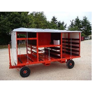 https://www.techni-contact.ovh/ressources/images/produits/merchandising/remorque-chariot-aeroportuaire-16457889-1.jpg - Munie d'une bâche protectrice