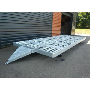 https://www.techni-contact.ovh/ressources/images/produits/merchandising/remorque-de-transport-et-manutention-fret-sur-palettes-aeronautiques-73237731-1.jpg - Capacité : 1 palette 20 pieds ou 2 palettes 10 pieds