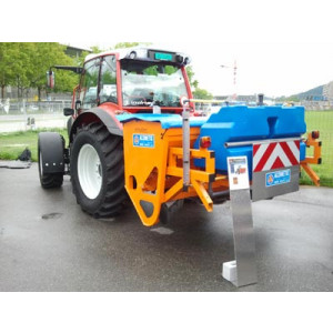 https://www.techni-contact.ovh/ressources/images/produits/merchandising/saleuse-3-points-sur-relevage-arriere-tracteur-22291125-1.jpg - Capacité de 600 à 1800 l